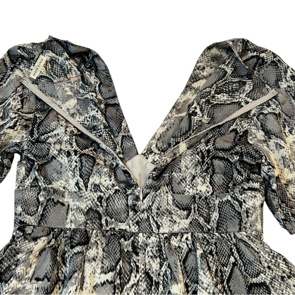 MAIN STRIP Romper Snake Skin Print, V-Neck, Gray/Black & White, Size‎ Large - Picture 3 of 12